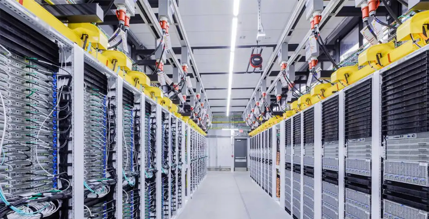 Industrial-plugs-and-sockets-used-across-manufacturing-and-AI-data-center-applications.jpg