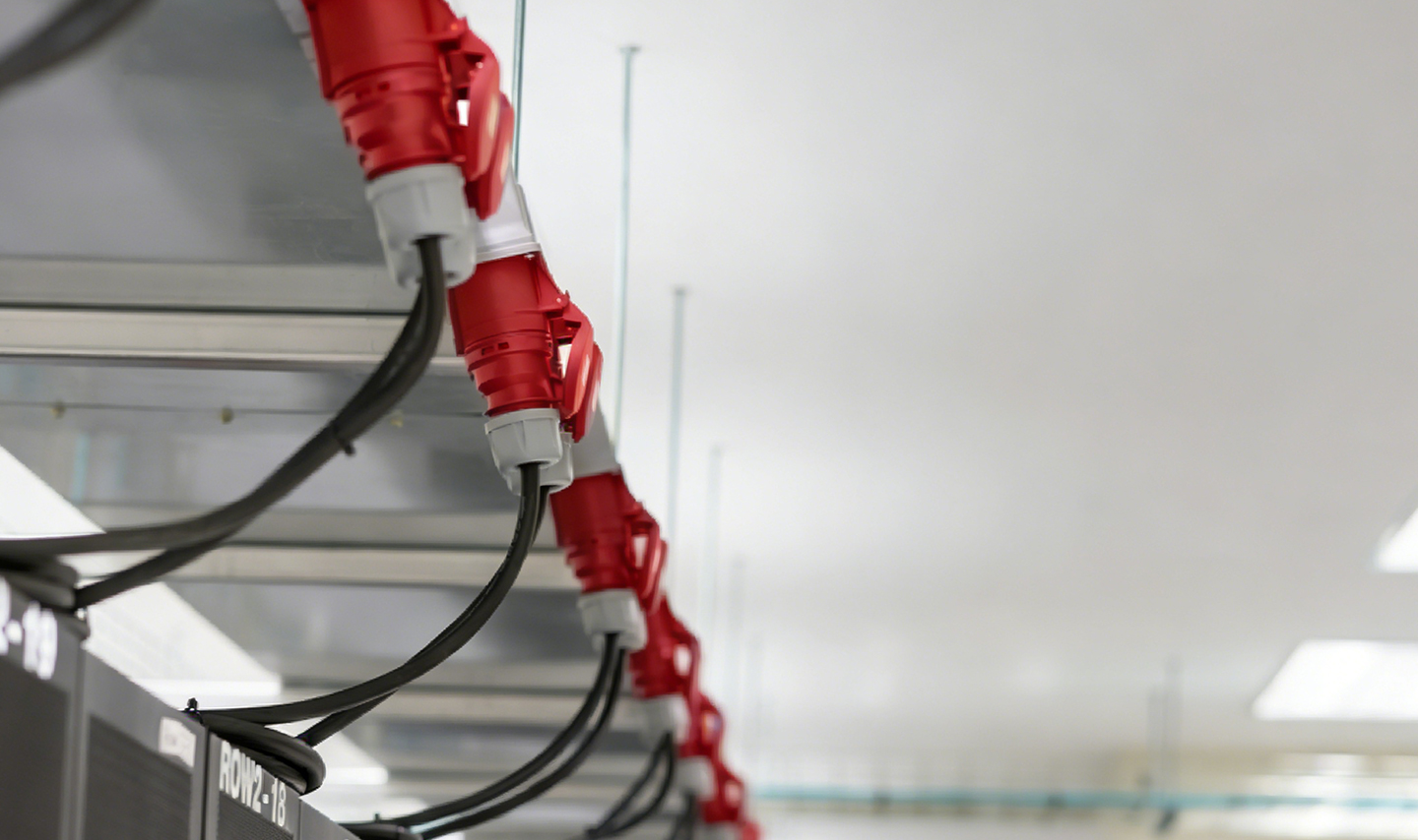 Industrial-power-cable-with-strain-relief-preventing-damage.jpg